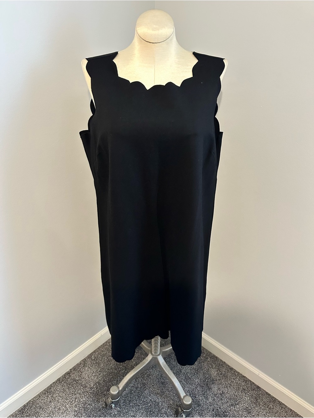 Catherine Malandrino Black Scalloped Neck Sleeveless Shift Dress